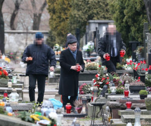 Prezes zawiózł choinkę na grób mamy