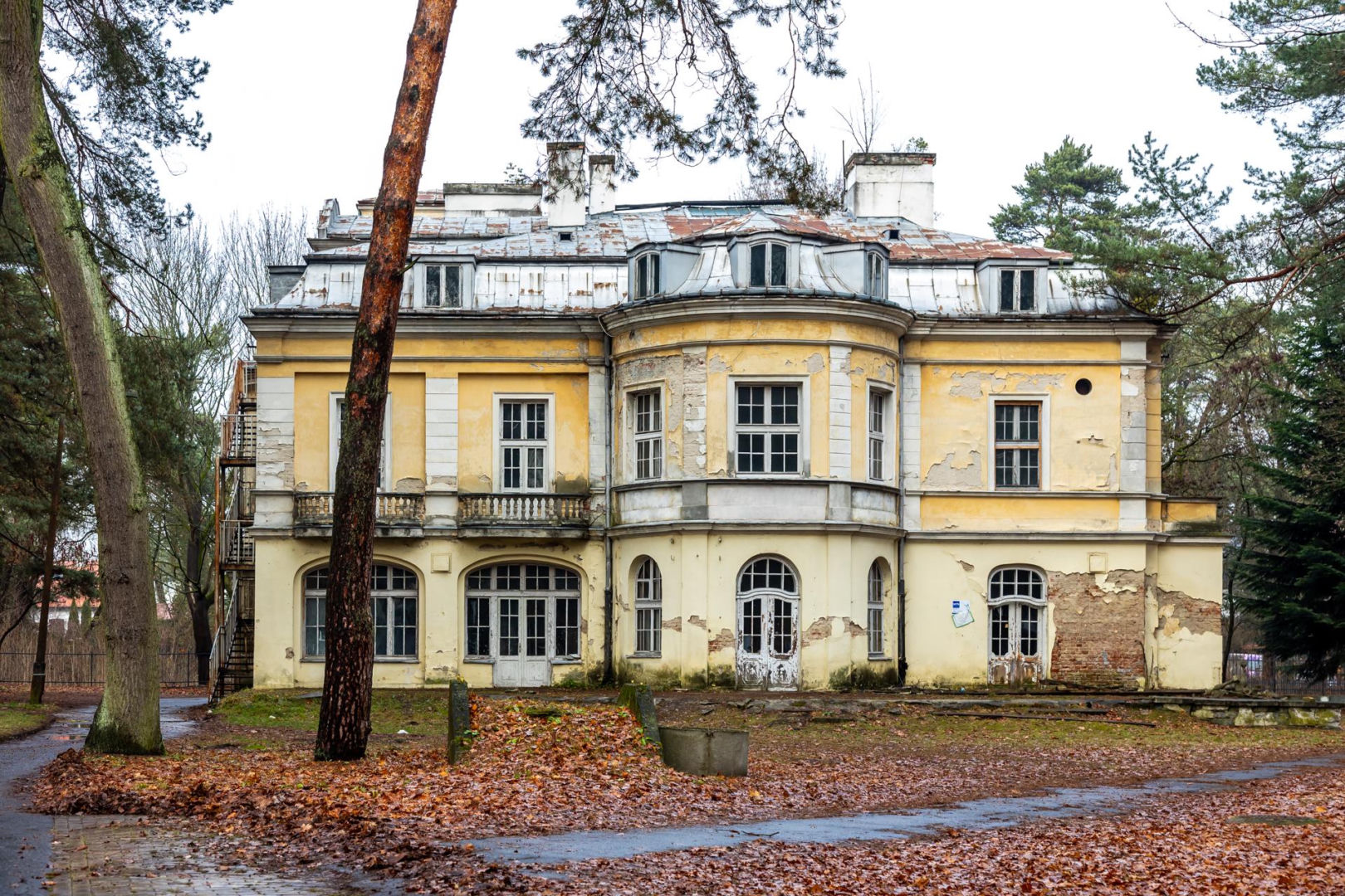 Opuszczona willa w Konstancinie