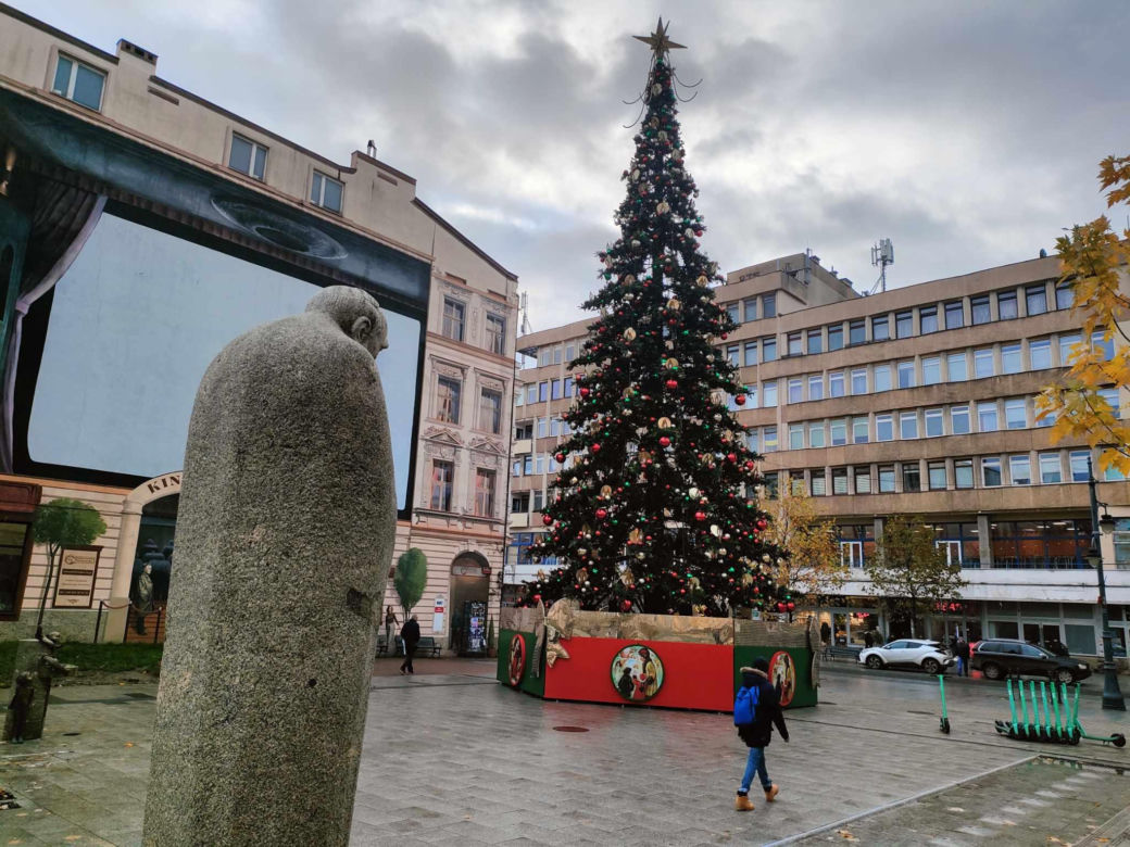 Łódź jest już gotowa na święta! Przy Piotrkowskiej stanęła wielka atrakcja [ZDJĘCIA]