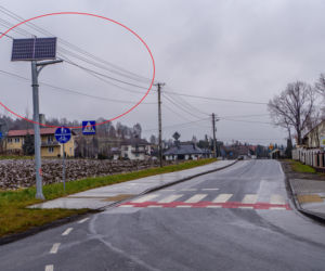 Ktoś ukradł znaki drogowe umieszczone na słupach kilka metrów nad ziemią