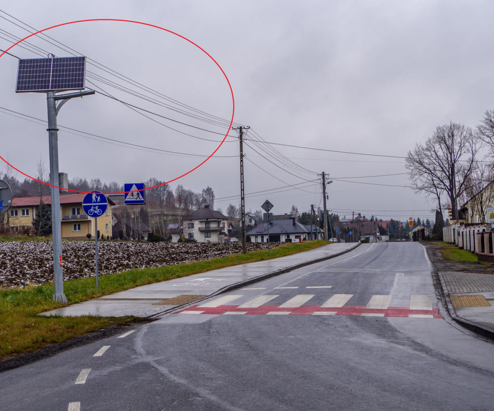 Ktoś ukradł znaki drogowe umieszczone na słupach kilka metrów nad ziemią