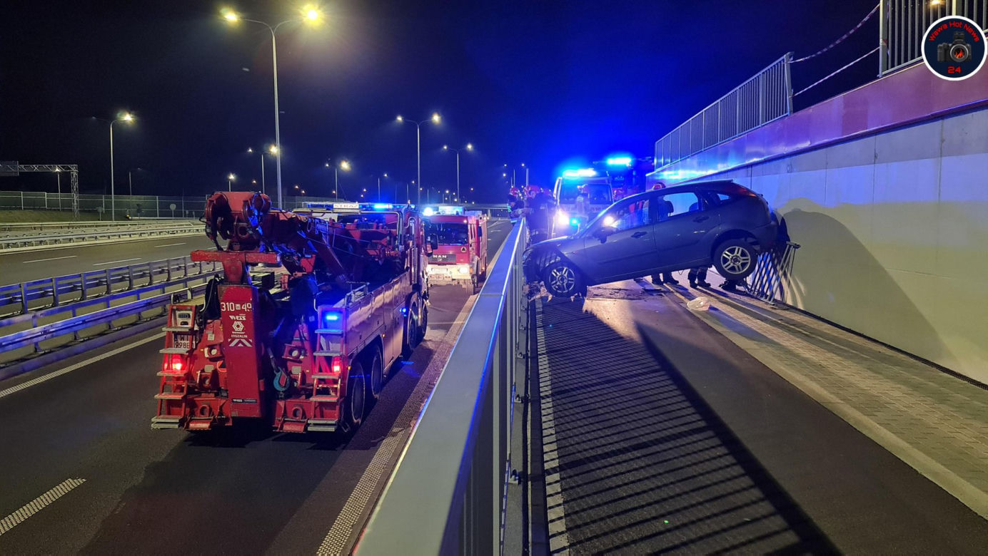 Szokujący wypadek na POW. Auto zawisło miedzy barierkami