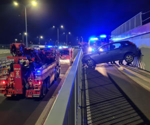 Szokujący wypadek na POW. Auto zawisło miedzy barierkami