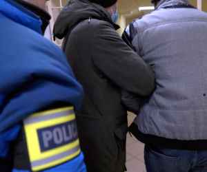 Szukali kradzionych aut, znaleźli broń i amunicję