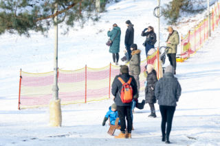 To najlepsza zimowa, darmowa atrakcja w Katowicach. Tłumy na torze saneczkowym