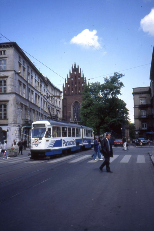 W tle Bazylika Świętej Trójcy