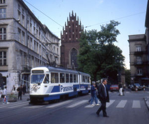 W tle Bazylika Świętej Trójcy