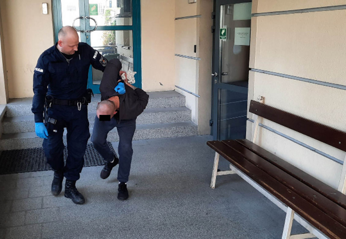 Horror w taksówce. Chwycił kierowcę za włosy i przystawił mu nóż do gardła