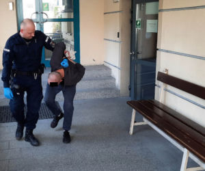 Horror w taksówce. Chwycił kierowcę za włosy i przystawił mu nóż do gardła