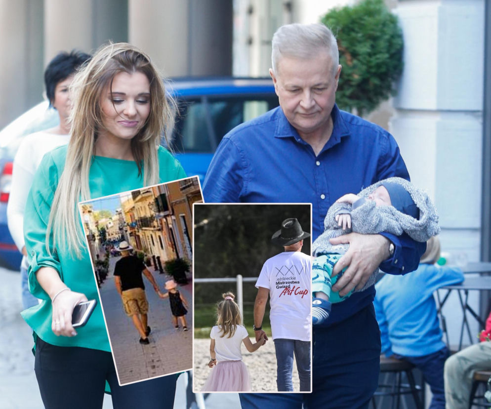 Mężczyzna w niebieskiej koszuli trzyma niemowlę, a obok uśmiechnięta kobieta prezentuje zdjęcia późnego ojcostwa, nawiązując do artykułu o gwiazdach, które zostały ojcami po 50-tce na naszym portalu.