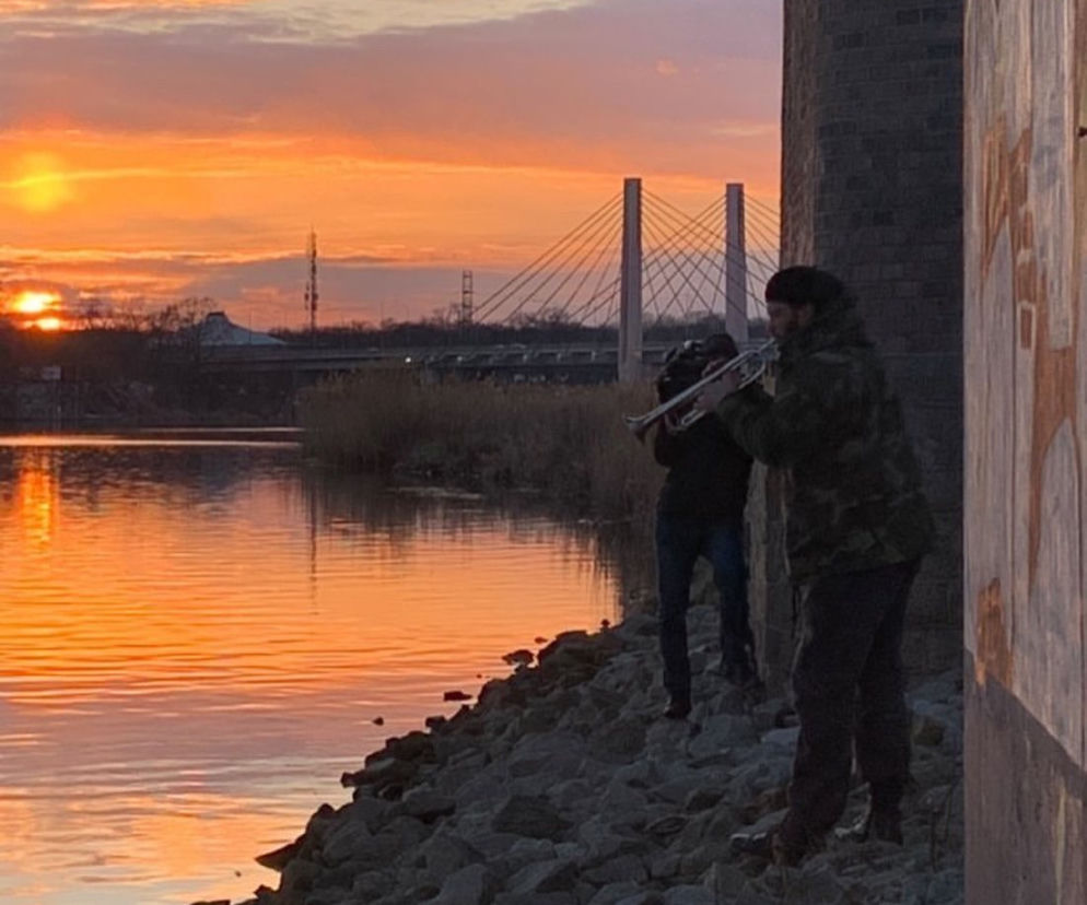 Jazz na Odrą w nowym wydaniu. Muzyk koncertuje pod wrocławskimi mostami 