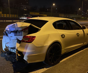 Dostawczak wbił się w piękne maserati