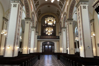 Niewielkie miasto, ogromna parafia. Fenomen religijny Śląska