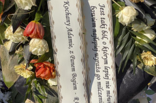 Rodzinna masakra w Kadłubie. Ojczym i prababcia 17-letniego mordercy spoczęli w osobnych grobach