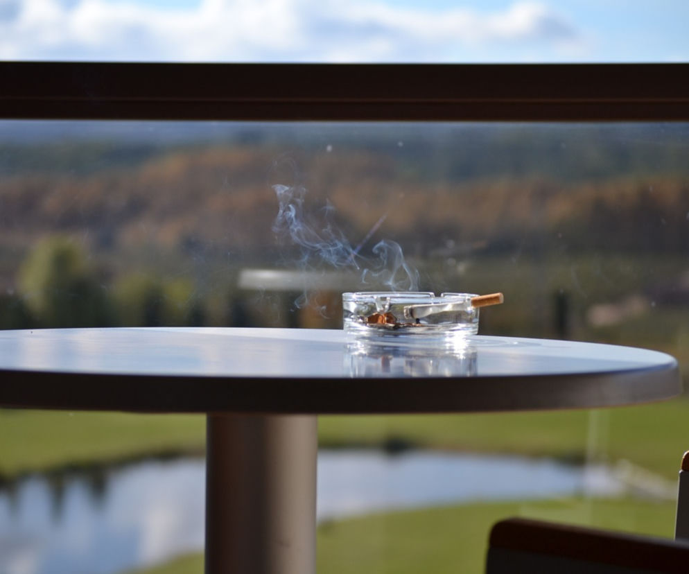 palenie papierosy balkon