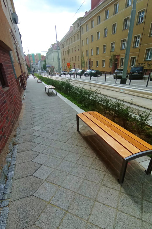 "Wysyp" ławek na ulicy Boguchwaly