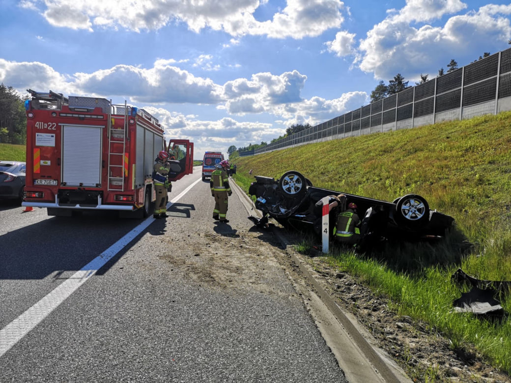 Kierowca mercedesa usnął i uderzył w hondę. Samochód dachował, w środku była kobieta z dzieckiem