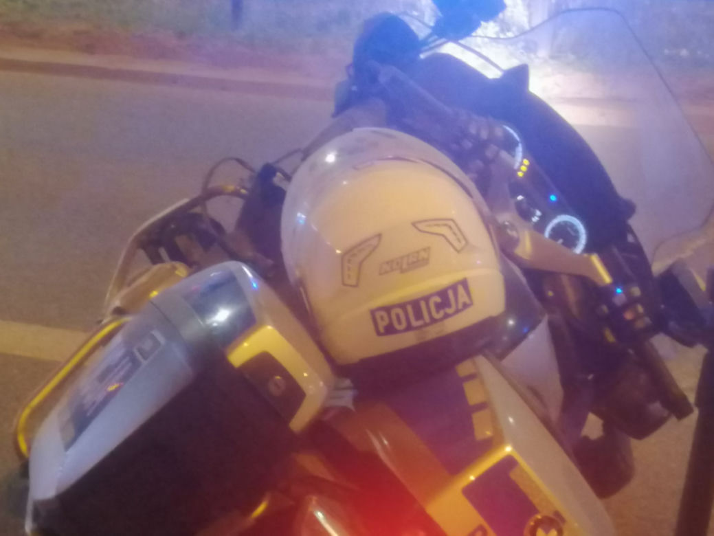 Policjant, po kilkuset metrach stracił panowanie nad motocyklem, przewrócił się i uderzył w barierki.