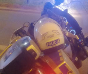 Policjant na noszach. Motocykl w rozsypce. Szokująca nocna akcja mundurowych!