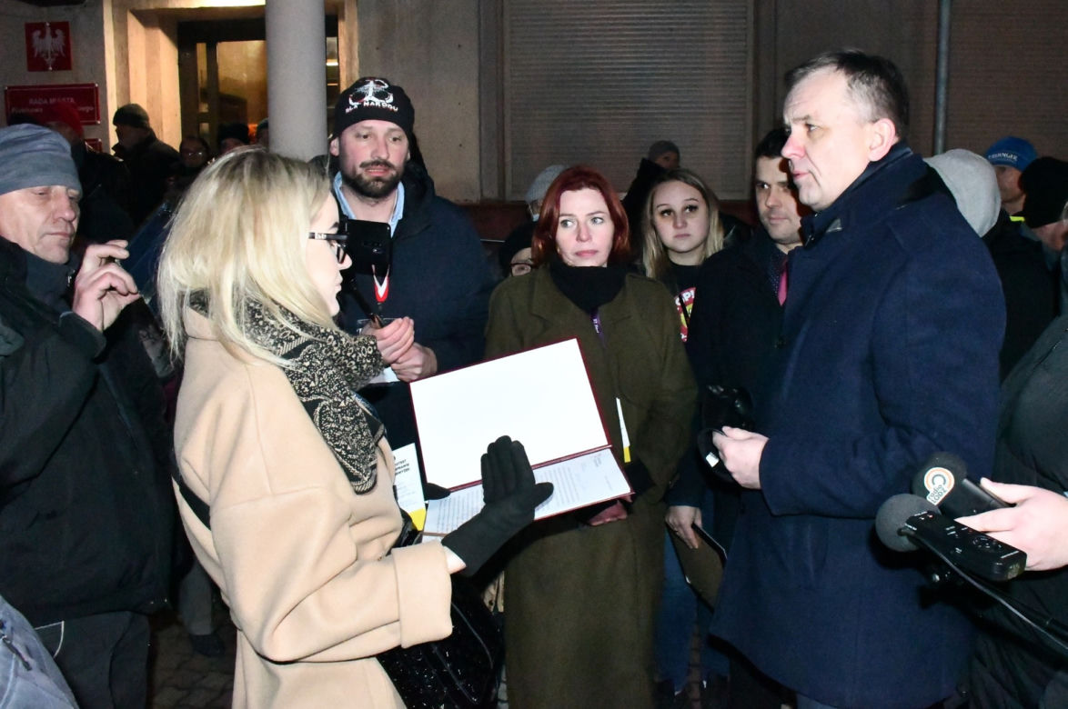 Ogromny protest pod urzędem miasta w Piotrkowie! Ludzie nie wytrzymali podwyżek [ZDJĘCIA]