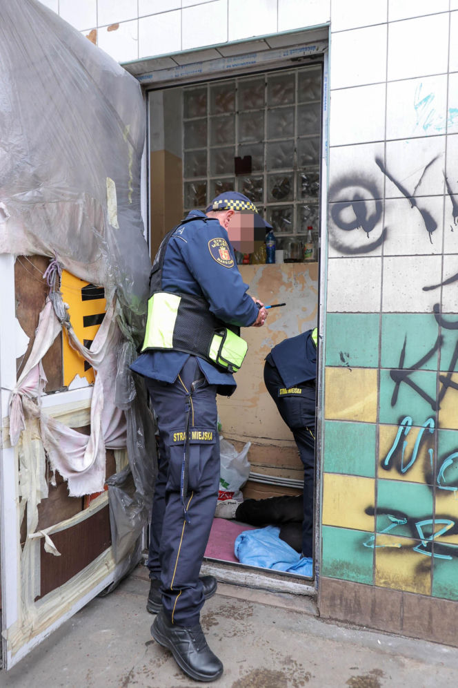 Tyle zarabiają strażnicy miejscy w Warszawie. Stawki mogą zaskoczyć