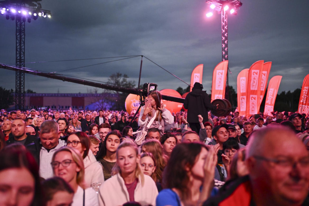 Wakacyjna Trasa Dwójki w Elblągu. Pogoda im niestraszna. Tłumy na koncertach!