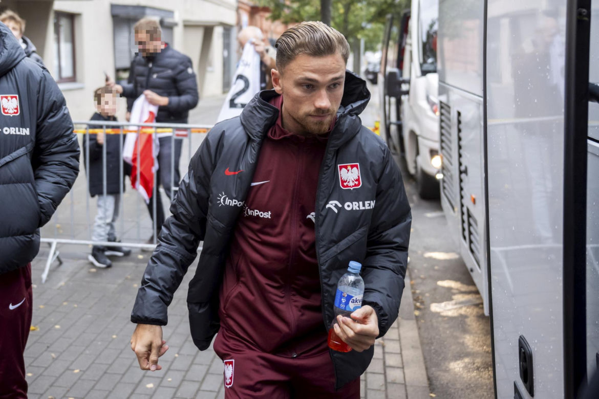 Reprezentacja zmokła na spacerze. Lewandowski się krył przed deszczem