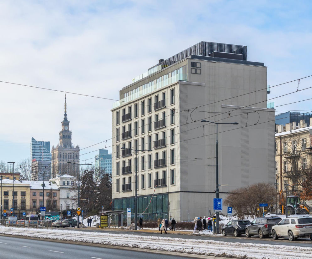 Aparthotel Smolna 23 w Warszawie, autorstwa S.A.M.I. Architekci, z widocznym z boku Pałacem Kultury i Nauki, otoczony ulicami z topniejącym śniegiem. Nowoczesna architektura wpisuje się w otoczenie historycznych kamienic. Więcej o Architektura Murator Plus.
