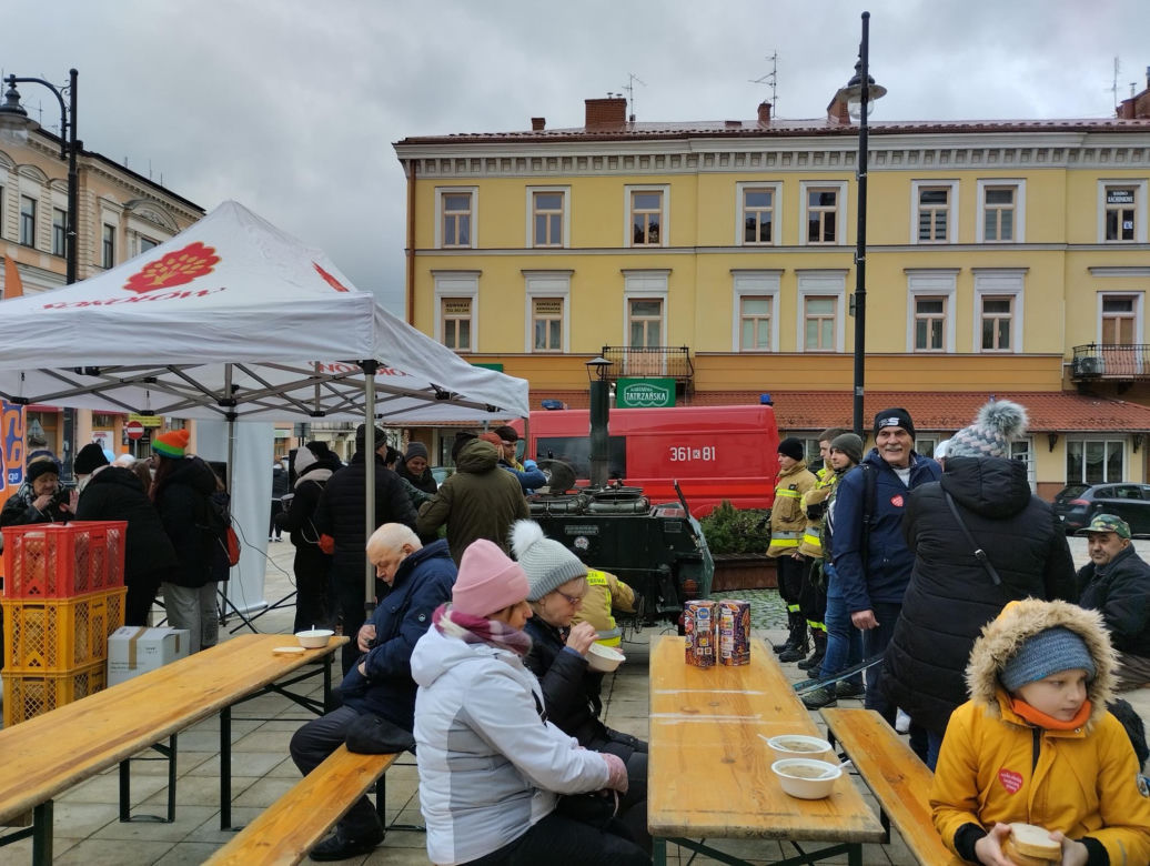 WOŚP 2024. Dziennikarze Radia ESKA rozgrzewają Tarnów pysznym żurkiem!