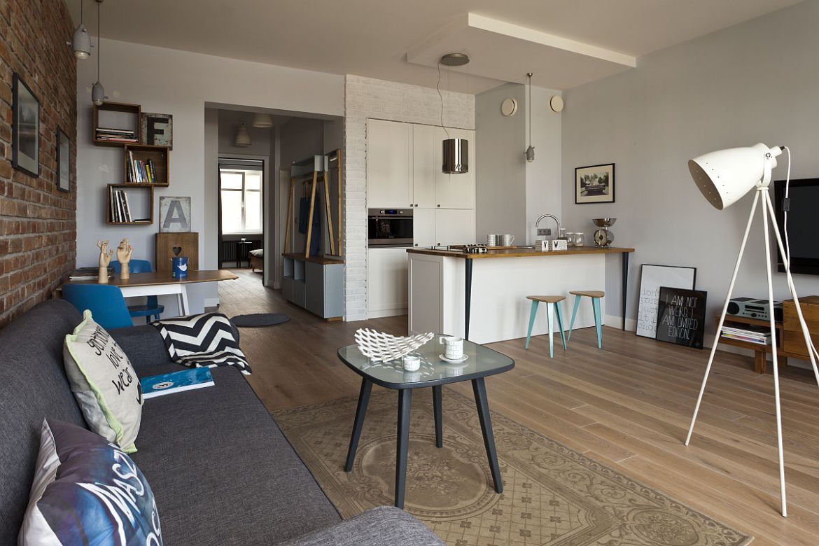 Salon w stylu loft z niebieskimi dodatkami