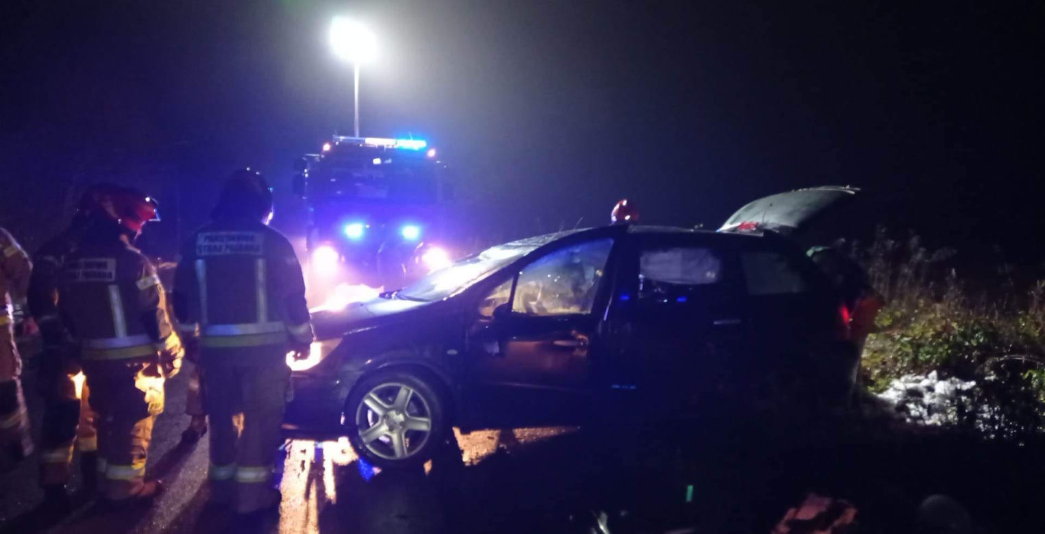 Kierowca jechał pod wpływem. Uderzył w drzewo i dachował