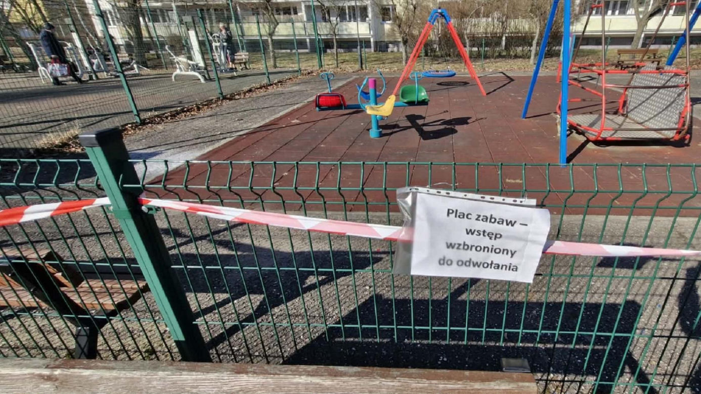 Dramatyczny wypadek na placu zabaw przy ulicy Malinowskiego w Toruniu