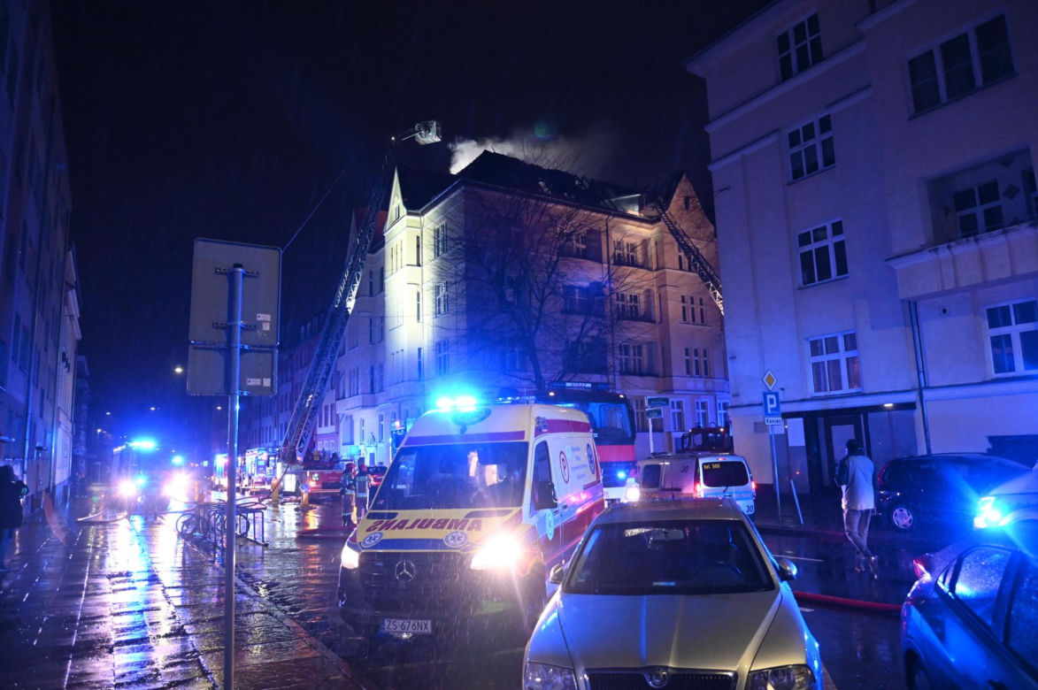 40 osób uciekało z płonącego budynku. Strażacy walczyli z ogniem całą noc