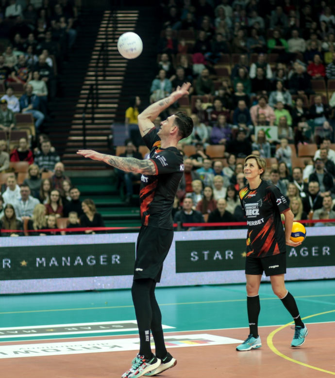 Legendarny Kosmiczny Mecz z Aniołami w Spodku: Gwiazdy zagrały dla Domu Aniołów Stróżów 