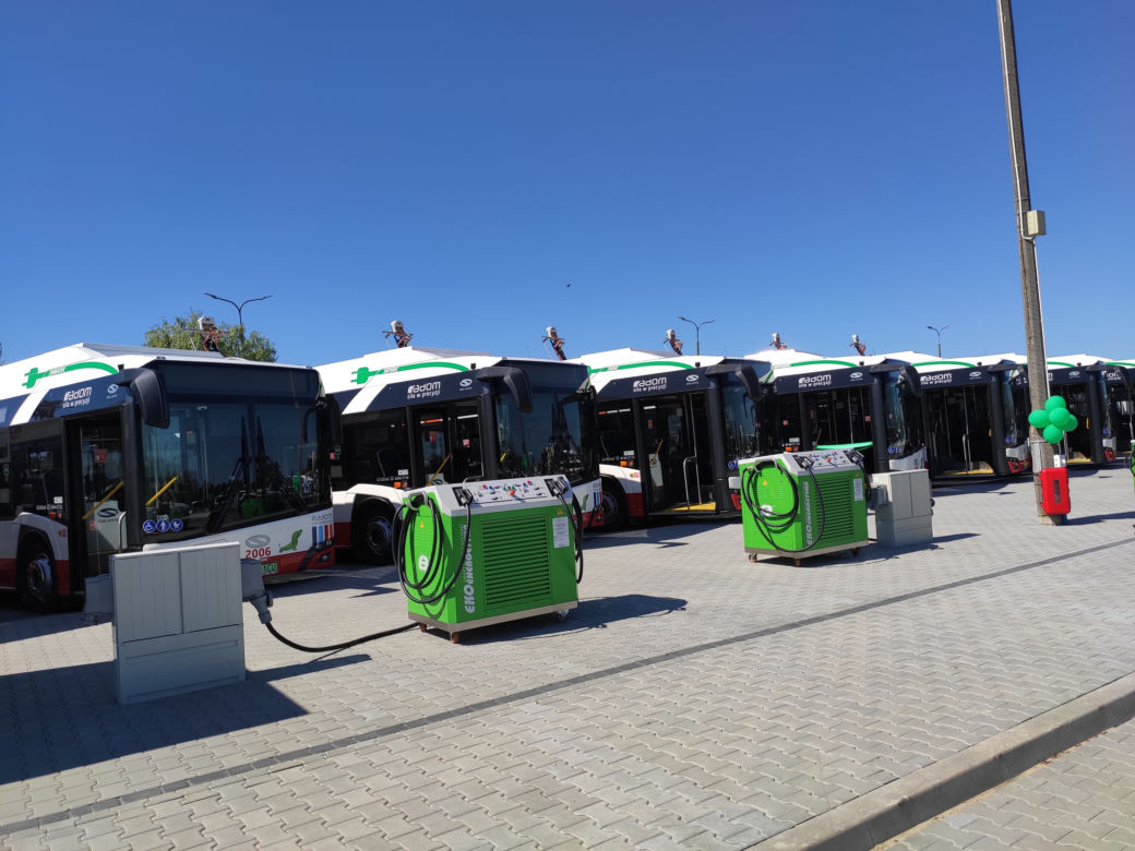 "Naprądek" i jego koledzy wyjadą jutro na drogi - Miasto odebrało elektryczne autobusy