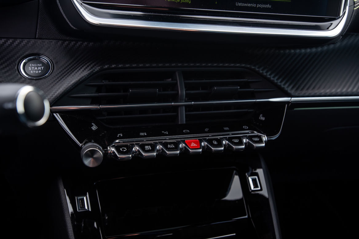Peugeot 2008 GT Line vs Renault Captur Intens