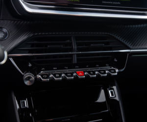 Peugeot 2008 GT Line vs Renault Captur Intens