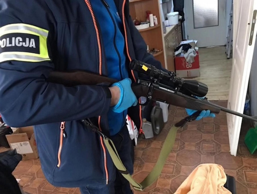 Szokujący finał polowania pod Rawą Mazowiecką. Kłusownik zostawił w lesie 14-letniego syna, gdy uciekał przed policją