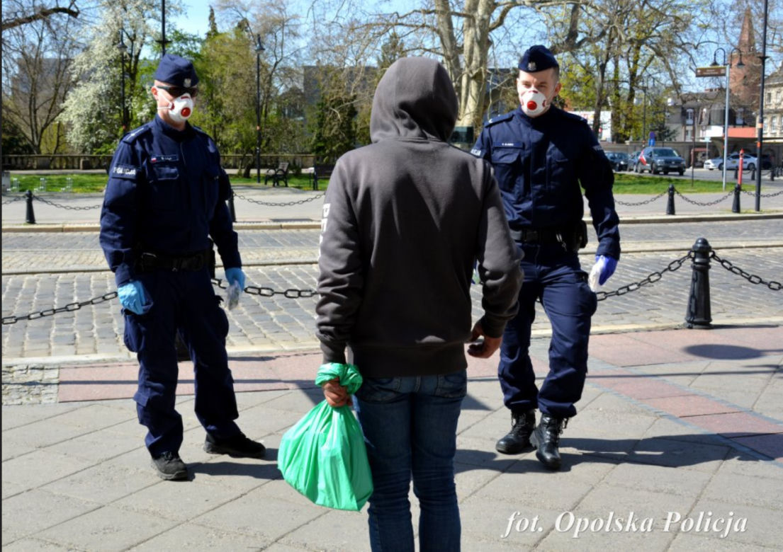 Koronawirus Opole: One uszyły, oni rozdali. Darmowe maseczki ochronne na ulicach