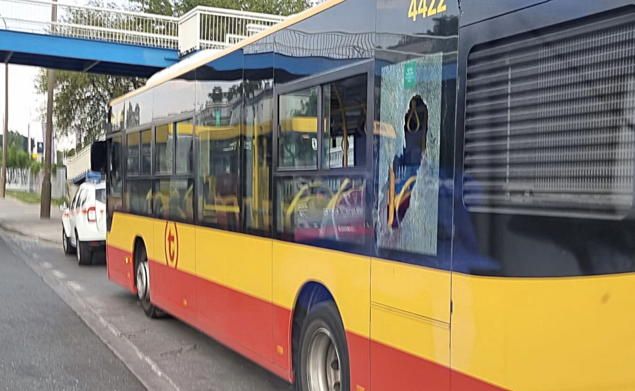 Krwawa rzeźnia w miejskim autobusie na warszawskim Targówku. 18-latka wpadła w dziki szał