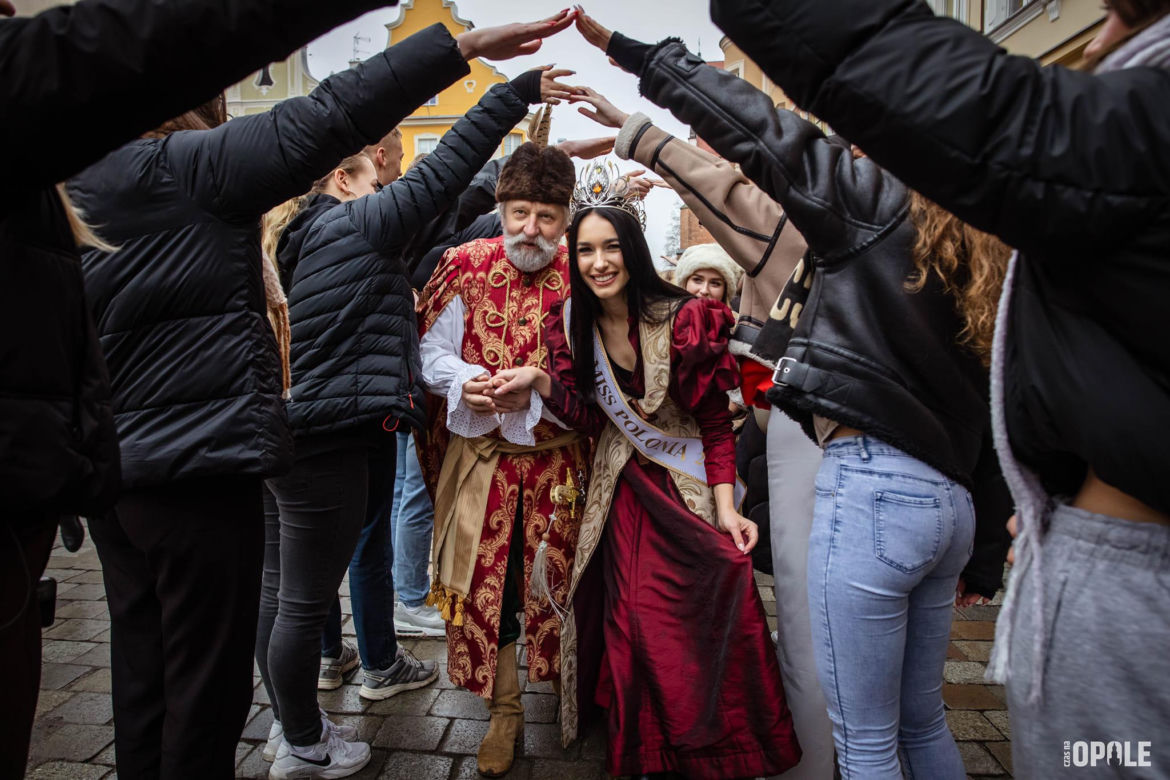 Maturzyści tańczą poloneza na Rynku w Opolu
