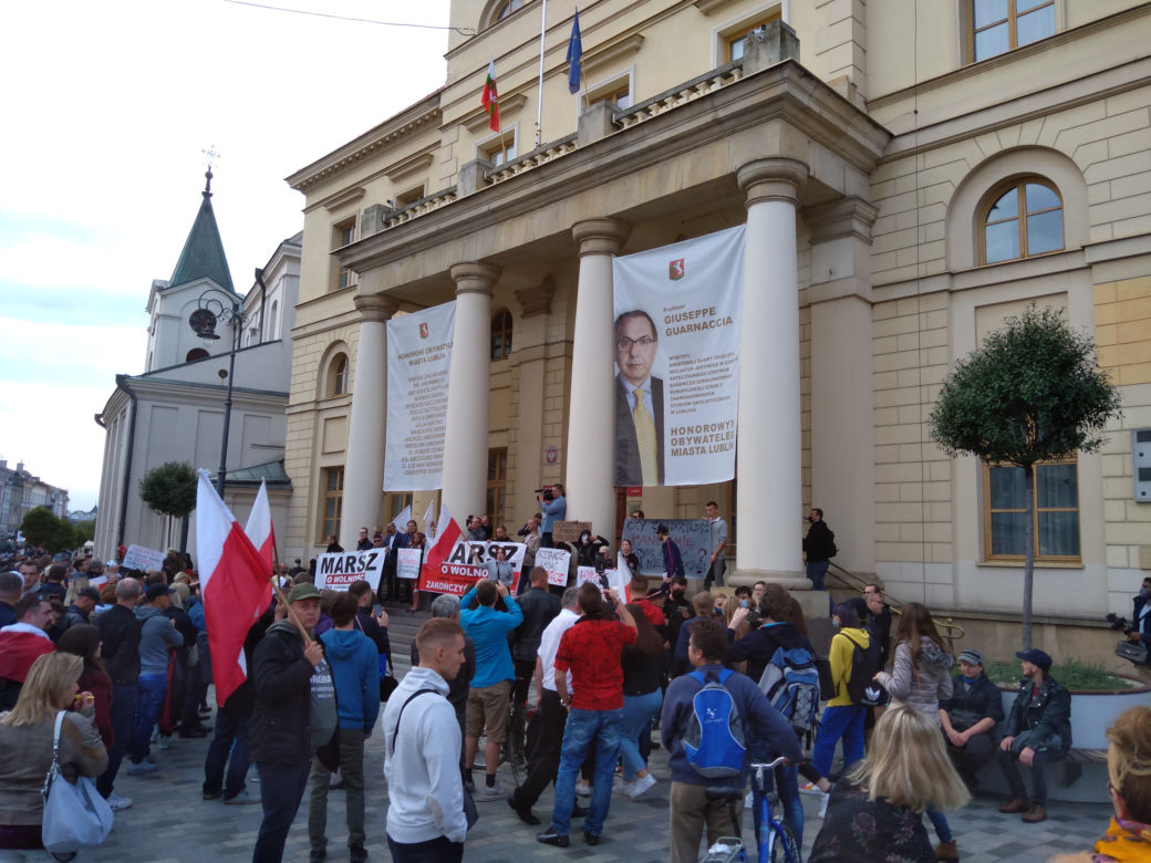 Maseczkom powiedzieli NIE! W Lublinie protestowali ci, dla których koronawirus to wymysł władzy.
