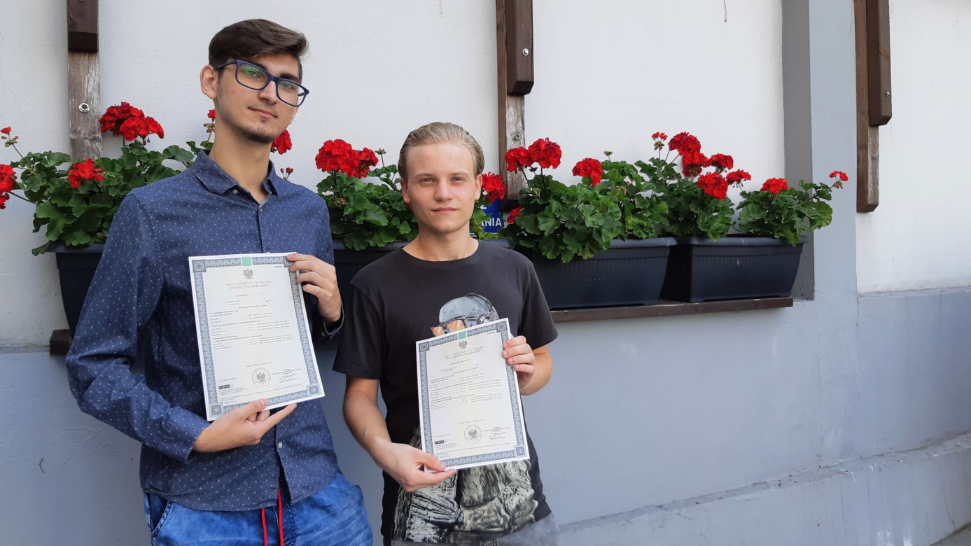Maturzyści odbierają świadectwa