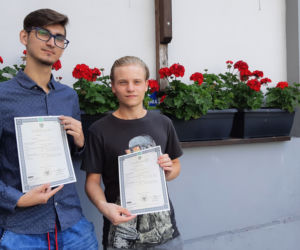 Maturzyści odbierają świadectwa