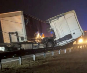 Dwie ciężarówki zderzyły się we mgle na autostradzie A1. Droga zablokowana