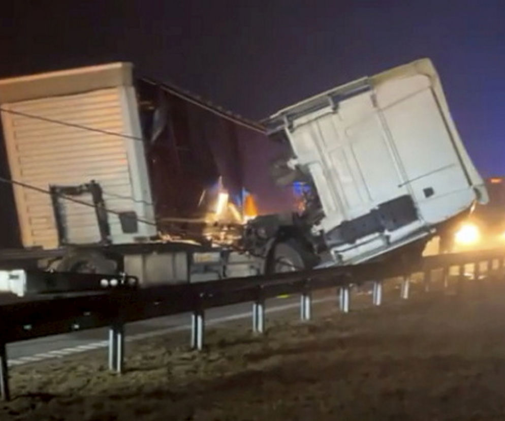 Dwie ciężarówki zderzyły się we mgle na autostradzie A1. Droga zablokowana