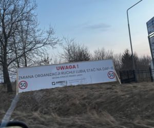 Znak ostrzegający kierowców o ograniczeniu w Koszalinie