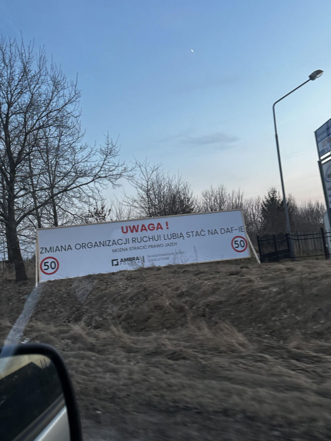 Znak ostrzegający kierowców o ograniczeniu w Koszalinie