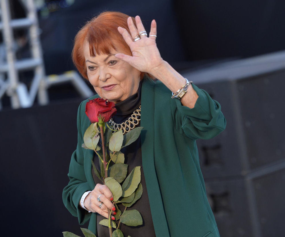 Iga Cembrzyńska z czerwoną różą macha do publiczności. O pożegnaniu artystki przeczytasz w serwisie Eska.