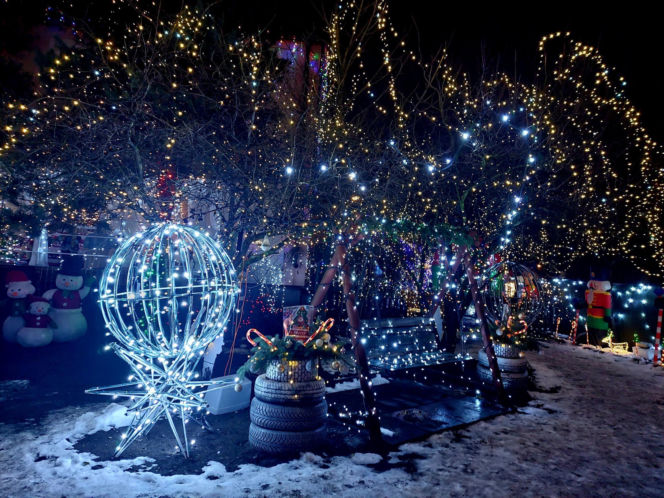 Dom bydgoskich Griswoldów znów rozbłysł. "Powieśiliśmy 300 tysięcy lampek. Przygotowywaliśmy jej od lipca!"